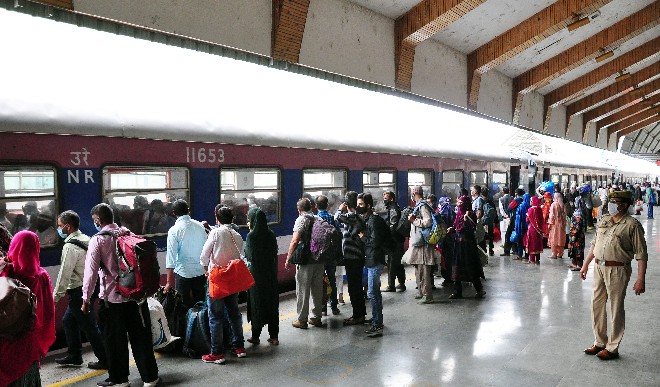 भारी बारिश के कारण कोंकण रेल मार्ग पर ट्रेन सेवाएं प्रभावित, करीब छह हजार यात्री फंसे