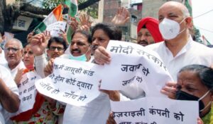 पेगासस प्रकरण: हरियाणा के कांग्रेस नेताओं ने किया प्रदर्शन, पुलिस ने राजभवन जाने से उन्हें रोका