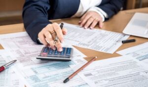 ऋण घोटाला मामला: केरल विधानसभा में विपक्ष ने सरकार पर लगाए आरोप, बहिर्गमन किया