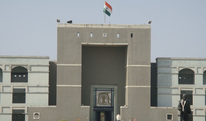 HC का गुजरात सरकार को निर्देश, कहा- ऑक्सीजन संयंत्र करें स्थापित, टीकाकरण अभियान में तेजी लाएं