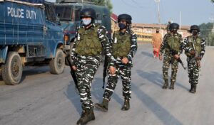 जम्मू कश्मीर के बांदीपोरा जिले में सुरक्षा बलों और आतंकियों के बीच मुठभेड़ में दो दहशतगर्द ढेर