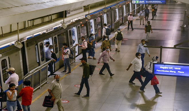 दिल्लीवासियों के लिए खुशखबरी ! सोमवार से पूरी क्षमता से होगा मेट्रो और बसों का परिचालन