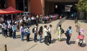 100 प्रतिशत सीट क्षमता के साथ दिल्ली मेट्रो का परिचालन शुरू, स्टेशनों के बाहर लगी लंबी कतारें