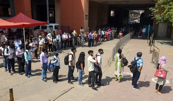 100 प्रतिशत सीट क्षमता के साथ दिल्ली मेट्रो का परिचालन शुरू, स्टेशनों के बाहर लगी लंबी कतारें