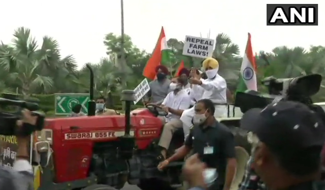 कृषि कानूनों के विरोध में ट्रैक्टर चलाकर संसद के गेट तक पहुंचे राहुल गांधी, कई नेता हिरासत में लिए गए