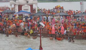 सावन के पहले सोमवार को दिखी भक्तों की भीड़, उत्तराखंड सरकार के रोक के बाद भी गंगाजल लेने आ रहे लोग