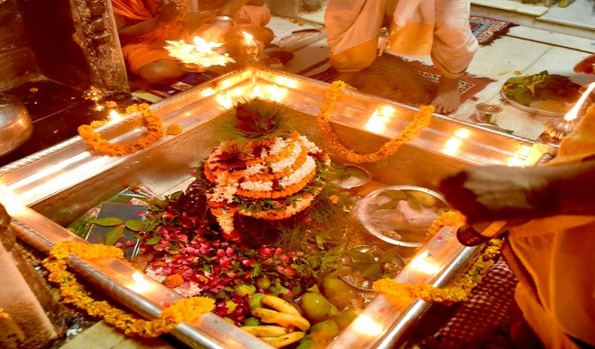 सैकड़ों साल पुरानी परंपरा निभाई गई, यादव बंधुओं ने बाबा का किया जलाभिषेक