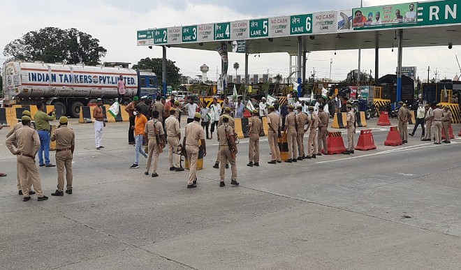 भाकियू कार्यकर्ताओं ने अर्धनग्न होकर टोल प्लाजा पर डिप्टी सीएम के सामने किया प्रदर्शन, झंडे भी दिखाए