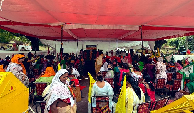 महिला किसानों ने जंतर मंतर पर 'किसान संसद' का किया आयोजन, गुल पनाग बोलीं- नया कानून जमाखोरी को बढ़ावा देगा