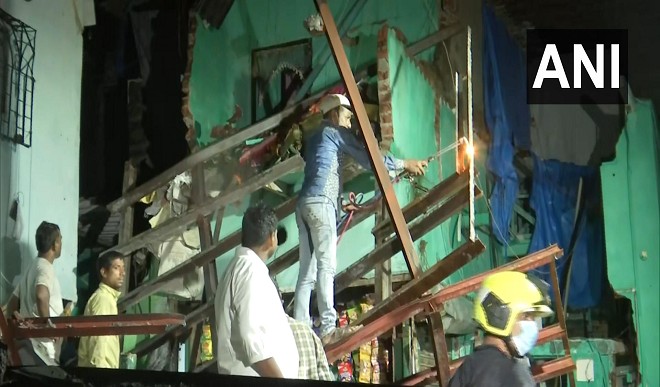 मुंबई के अंधेरी में गिरी चार मंजिला इमारत, छह लोग घायल