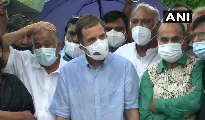 पेगासस जासूसी कांड पर सरकार के खिलाफ विपक्ष की मोर्चाबंदी, राहुल बोले- पीएम ने डाला आपके फोन में हथियार