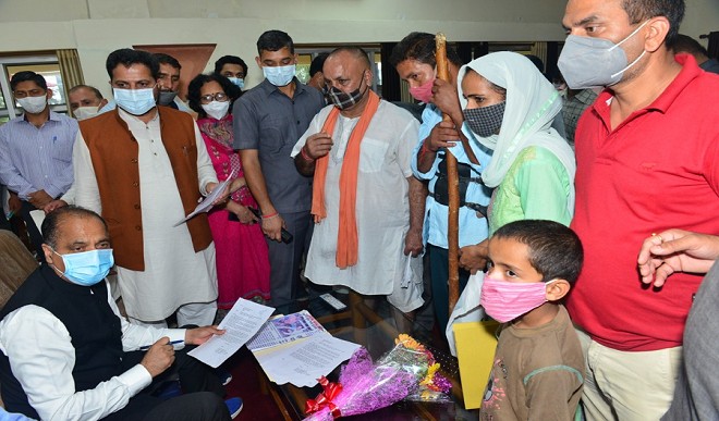 मुश्किल परिस्थितियों से जूझ रहे थे अनंत राम, मुख्यमंत्री ने की 50 हजार रुपए की आर्थिक सहायता