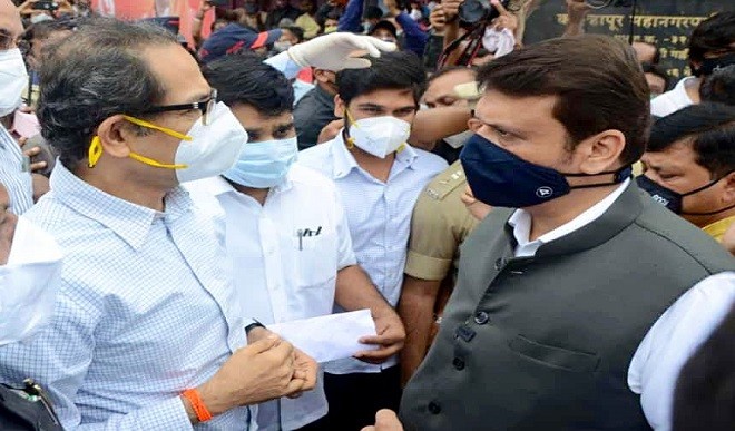 उद्धव ठाकरे और देवेंद्र फडणवीस ने बाढ़ प्रभावित इलाके में की मुलाकात, लोगों का जाना हाल-चाल