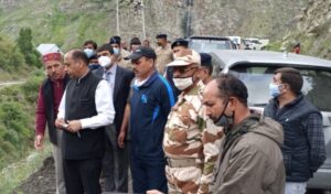हिमाचल प्रदेश के मुख्यमंत्री जय राम ठाकुर ने लाहौल के बाढ़ प्रभावित इलाकों का किया दौरा