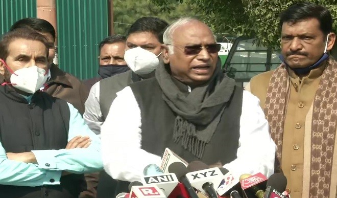 सदन नहीं चलने के लिए खड़गे ने सरकार को बताया जिम्मेदार, कहा- पेगासस पर होगी बहस तो खुल जाएगी पोल