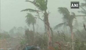 बंगाल में भारी बारिश और बाढ़ के चलते दो लाख से अधिक लोग सुरक्षित स्थानों पर पहुंचाए गए