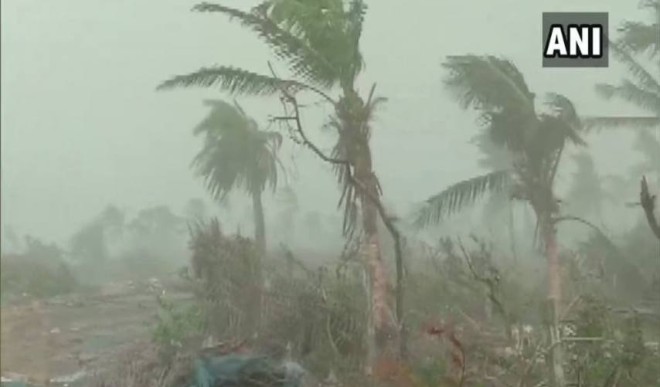 बंगाल में भारी बारिश और बाढ़ के चलते दो लाख से अधिक लोग सुरक्षित स्थानों पर पहुंचाए गए