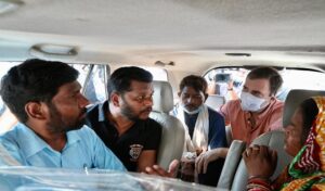 नाबालिग के साथ बलात्कार और हत्या का मामला, राहुल ने परिवार से की मुलाकात, बोले- देश की बेटी न्याय की हक़दार है