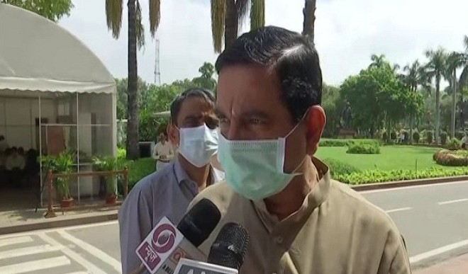 विपक्ष के हंगामे पर बोले प्रह्लाद जोशी, सोते हुए इंसान को जगा सकते हैं लेकिन नाटक कर रहे को नहीं
