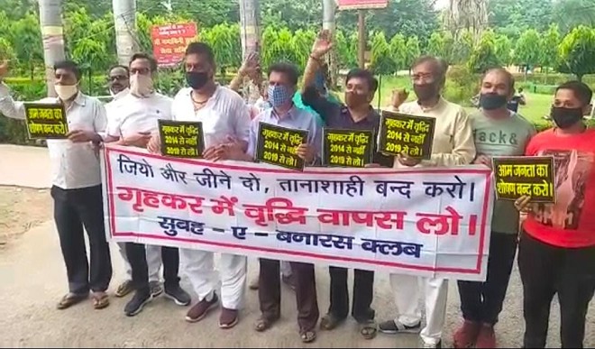 वाराणसी में बढ़े हुए गृहकर को वसूले जाने से सुबह- ए- बनारस-क्लब ने किया प्रदर्शन