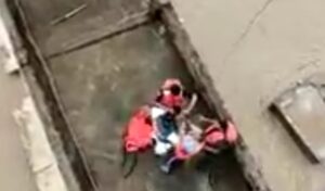 जनता को बचाने के लिए खुद बाढ़ में फसे गृह मंत्री, हेलीकॉप्टर की मदद से किया रेस्क्यू