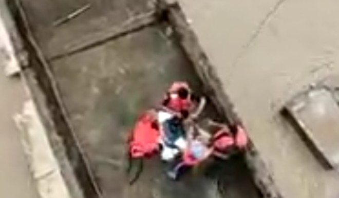 जनता को बचाने के लिए खुद बाढ़ में फसे गृह मंत्री, हेलीकॉप्टर की मदद से किया रेस्क्यू