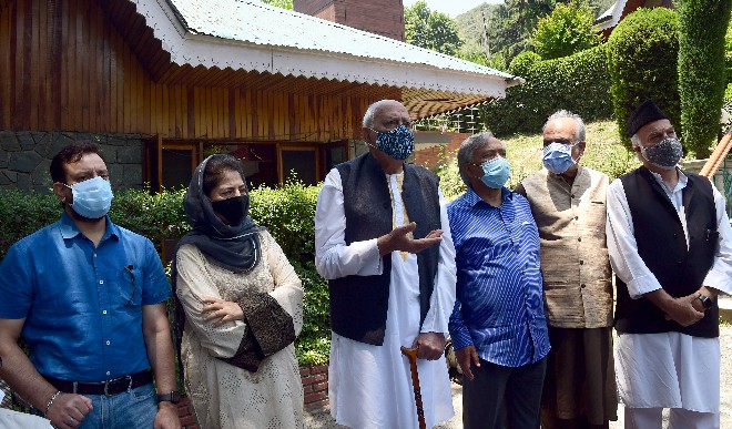 गुपकर गठबंधन के नेताओं ने अनुच्छेद 370 हटाए जाने की दूसरी वर्षगांठ पर बैठक की