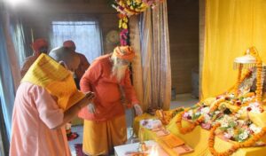 भूमि पूजन की वर्षगांठ पर रामलला के दरबार में CM योगी, अभिजीत मुहूर्त पर उतारी आरती