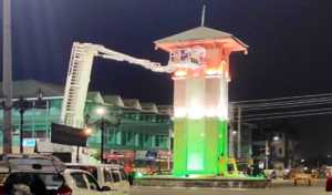 स्वतंत्रता दिवस से पहले तिरंगे के रंग में रंगा दिखा लाल चौक का घंटाघर, सोशल मीडिया पर वायरल हो रही तस्वीर