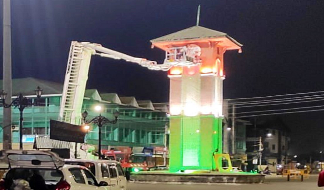 स्वतंत्रता दिवस से पहले तिरंगे के रंग में रंगा दिखा लाल चौक का घंटाघर, सोशल मीडिया पर वायरल हो रही तस्वीर