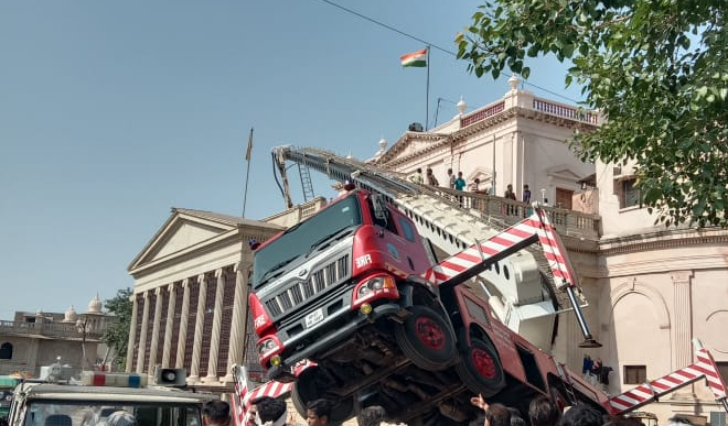 तिरंगा झंडा लगाते वक्त फायर ब्रिगेड की हाइड्रोलिक क्रेन टूटी, 3 की मौत