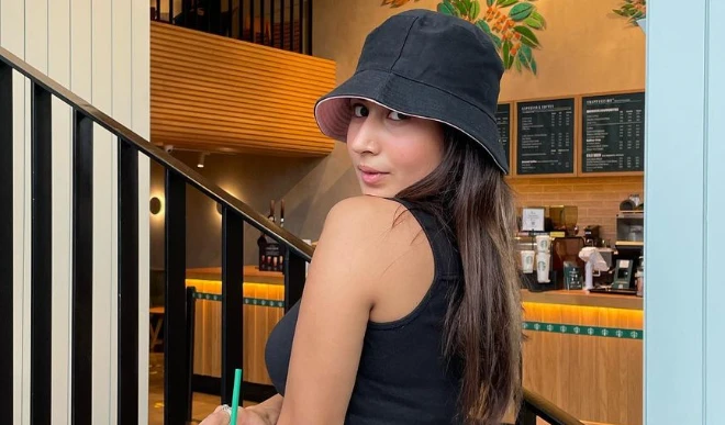 ट्रैफिक सिग्नल पर अचानक डांस करने वाली मॉडल ने दी सफाई, कहा - जागरूकता बढ़ाने के लिए बनाया वीडियो