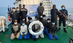 इंडियन कोस्ट गार्ड ने पाकिस्तानी बोट को पकड़ा, 12 संदिग्ध लोगों को किया गिरफ्तार