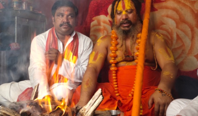 जल समाधि लेने के जिद पर अड़े हैं महंत परमहंस दास, हुए हाउस अरेस्ट