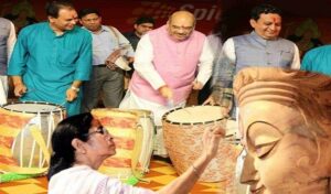 वाममोर्चे के 34 साल वाले शासन के बाद से ही बंगाल की राजनीति में दुर्गा पूजा त्योहार पर सियासत का चढ़ा रंग आज तक कायम है