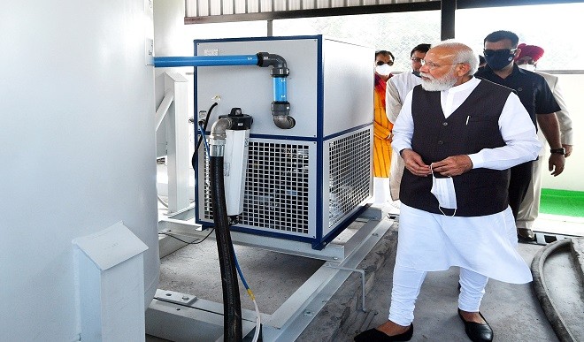 PM CARES Fund पर सवाल उठाने वाला विपक्ष इसके सहयोग से निर्मित Oxygen Plants का श्रेय लेने में आगे