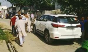 मेरठ में भाजपा विधायक की गाड़ी के पीछे काले झंडे लेकर दौडे़ किसान,जताया विरोध