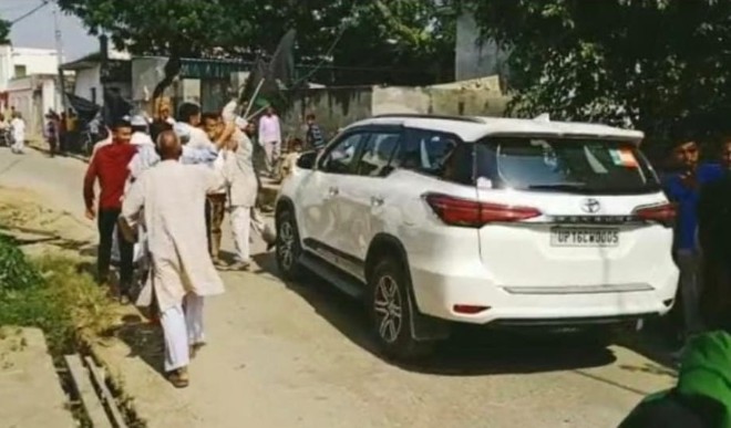 मेरठ में भाजपा विधायक की गाड़ी के पीछे काले झंडे लेकर दौडे़ किसान,जताया विरोध