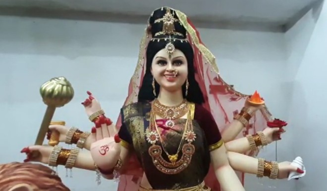 मूर्तिकार ने बनाई माँ दुर्गा की मनमोहक मूर्ति, सोशल मीडिया पर वीडियो हुआ वायरल