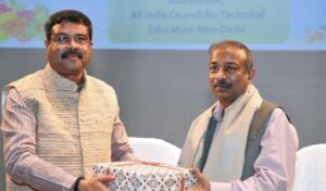 जानिए कौन है अमित खरे जो नियुक्त किए गए है पीएम मोदी के सलाहकार