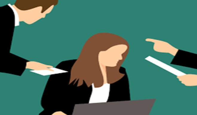 दो छात्राओं के कथित यौन उत्पीड़न के खिलाफ दिल्ली पुलिस मुख्यालय के बाहर प्रदर्शन