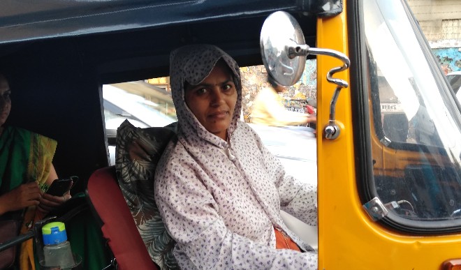 ऑटो चालक ने पेश की ईमानदारी, यात्री के लौटाए 55 हजार; पुलिस ने किया सम्मनित