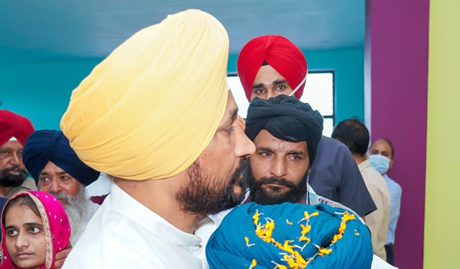 केजरीवाल 2022 के विधानसभा चुनाव से पहले उद्योगपतियों को मूर्ख बना रहे हैं : चन्नी