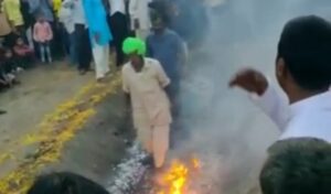 माँ दुर्गा को विदाई देने लिए भक्तों का अनोखा रूप, जलते अंगारों पर नंगे पैर चलकर करते है विसर्जन