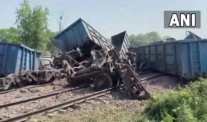 कानपुर के पास ट्रेन हादसा, मालगाड़ी के 24 डिब्बे पलटे, दिल्ली-हावड़ा रेल मार्ग पर यातायात प्रभावित
