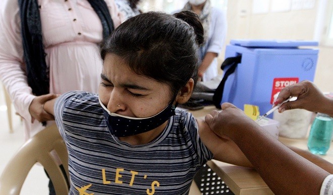 देश में कोरोना वैक्सीनेशन 100 करोड़ के पार, स्वास्थ्य मंत्रालय ने कहा- वैक्सीन की उपलब्धता बढ़ने से आई तेजी