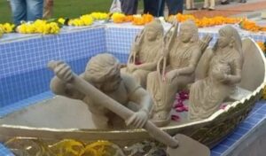 जब पानी में डालते ही तैरने लगी पत्थर से बनी नाव, सबने लगाए भगवान श्री राम के नारे