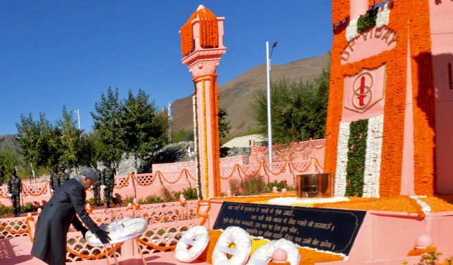 राष्ट्रपति कोविंद ने द्रास में कारगिल के शहीदों को श्रद्धांजलि दी, सैनिकों संग मनाया दशहरा