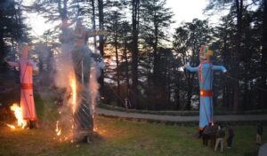 सी. पालरासु ने जाखू मंदिर में आयोजित परम्परागत दशहरा उत्सव में रावण दहन कार्यक्रम में भाग लिया