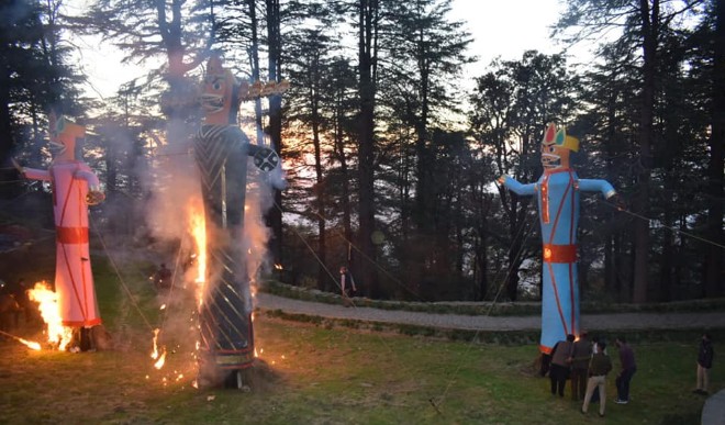 सी. पालरासु ने जाखू मंदिर में आयोजित परम्परागत दशहरा उत्सव में रावण दहन कार्यक्रम में भाग लिया